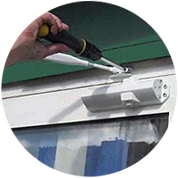 Установим и отрегулируем доводчик двери