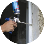 Герметизация монтажного шва со стороны улицы фасадным герметиком